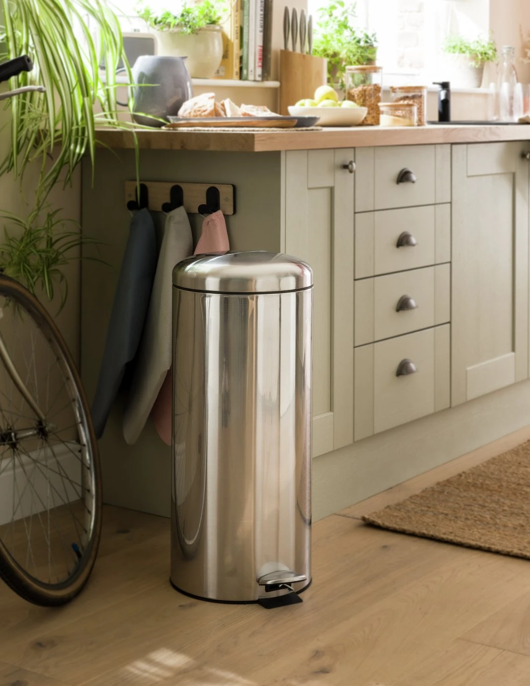 Habitat 30 Litre Domed Pedal Bin - silver Habitat 30 Litre Domed Pedal Bin - Silver -Habitat Furni Sales 9210987 R Z001C