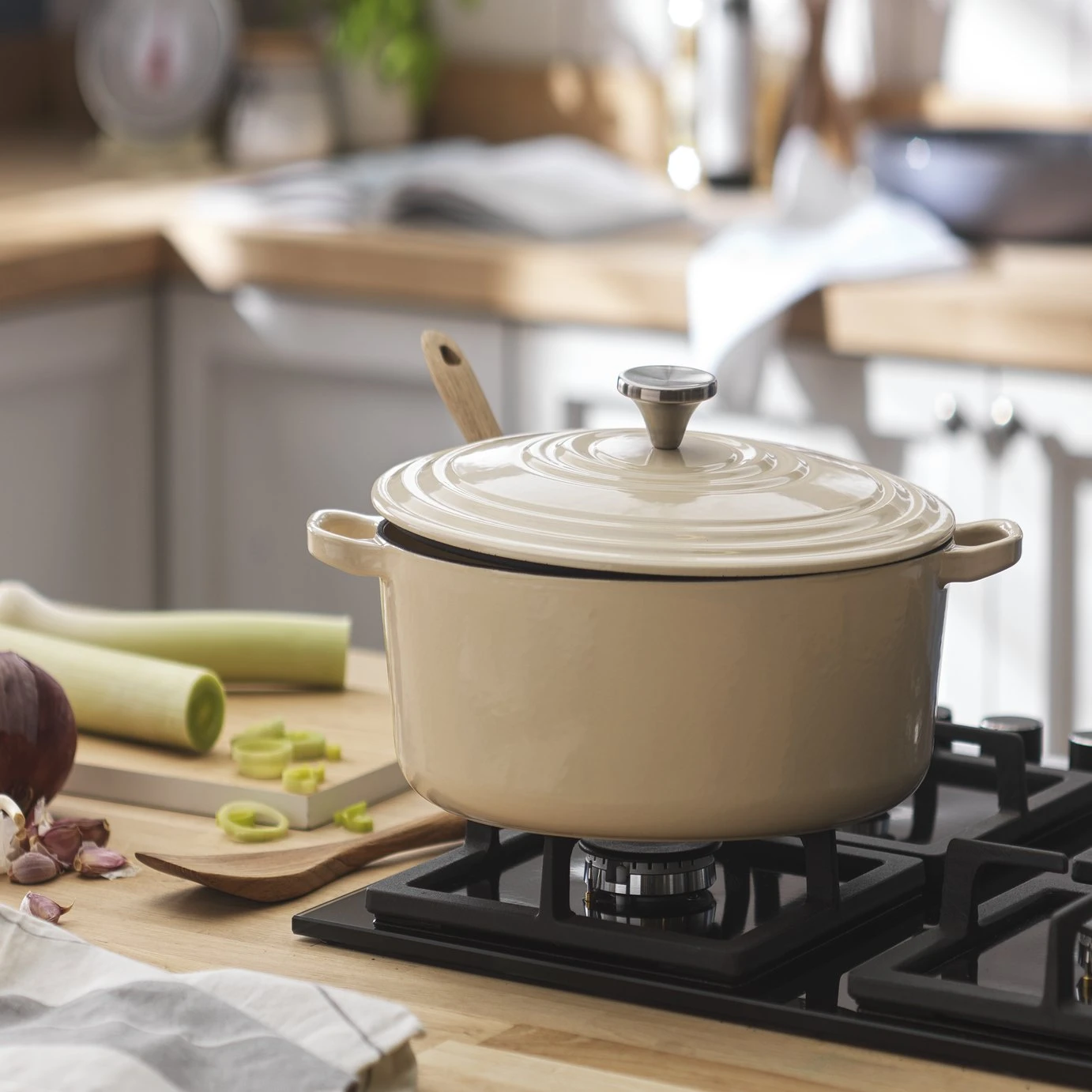 Habitat 4.70 Litre Cast Iron Oval Casserole Dish - Cream Habitat 4.70 Litre Cast Iron Oval Casserole Dish - Cream -Habitat Furni Sales 9499935 R Z001C
